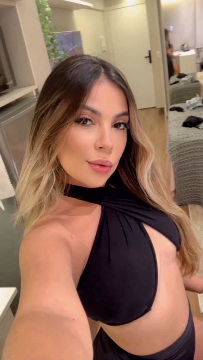 Mari Goulart - loira sorridente em São Paulo - MClass