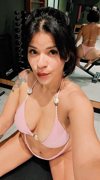 Carol - morena sorrindo em ambiente urbano - São Paulo - MClass