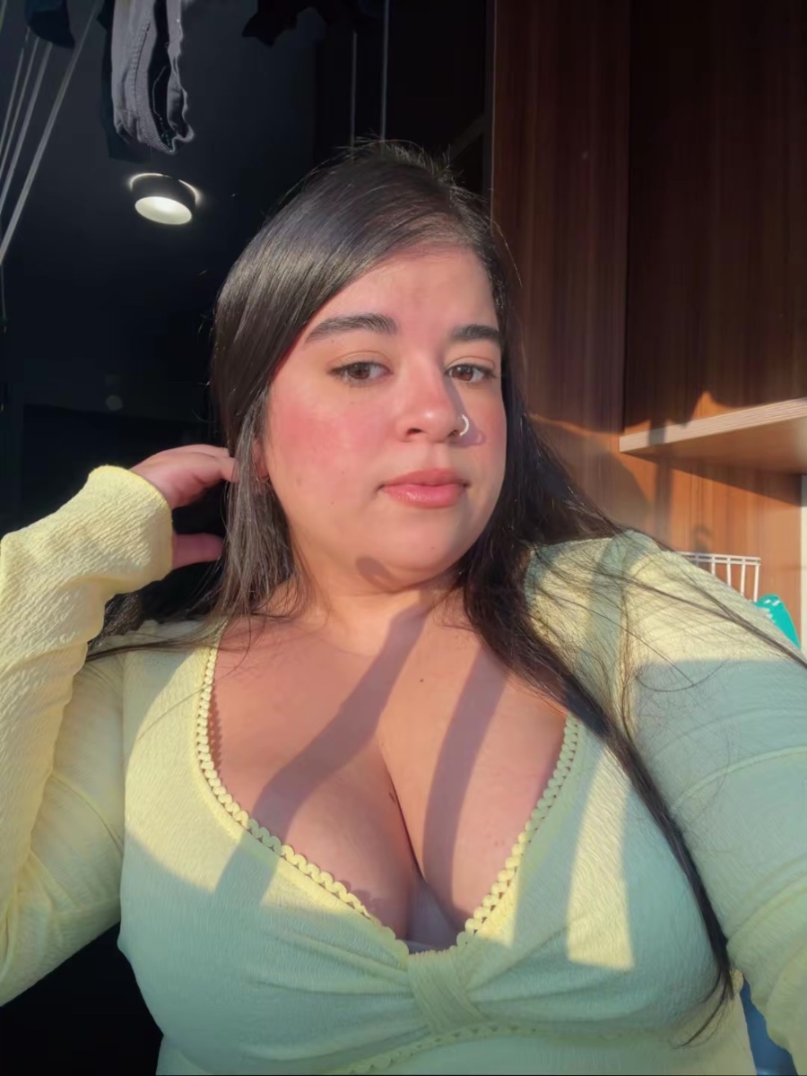 Isabella Montclair, morena, pose sensual em espelho, cabelo solto e olhar marcante, estilo glamouroso.