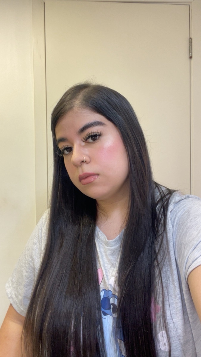 Isabella Montclair, morena, pose sensual em espelho, cabelo solto e olhar marcante, estilo glamouroso.